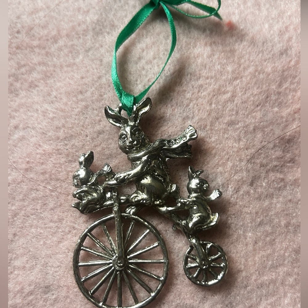 2005  BUNNY Arthur Court Rabbit-Pewter Ornament